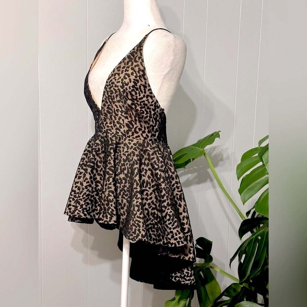 🛍️NWOT Stylestalker  super sexy high low  top  Size Medium